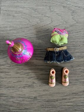 Bratz Genie Magic Cloe Second outfit with accessory